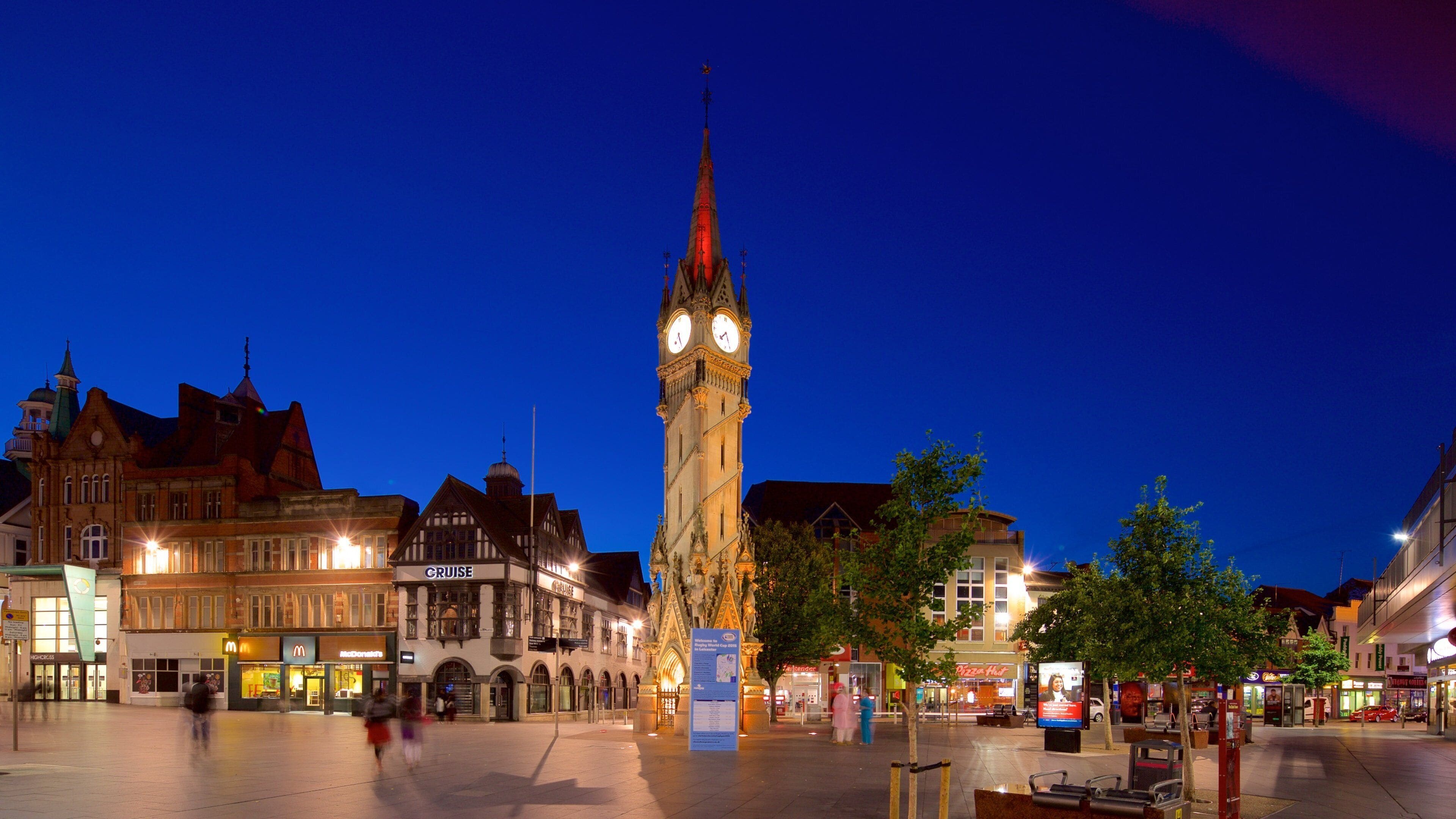 Leicester que inclui um monumento, cenas noturnas e uma cidade