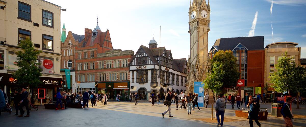 Leicester featuring a square or plaza, a monument and a city