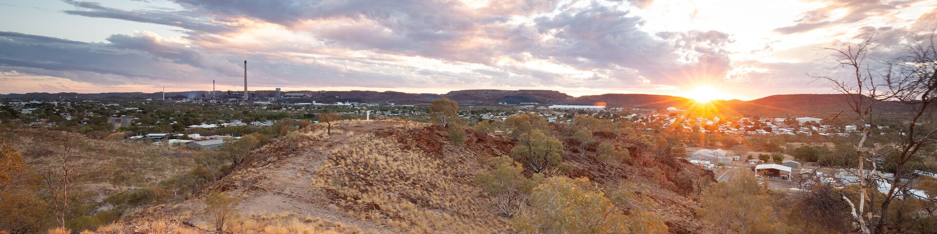Sonnenuntergang über Mt. Isa City in Queensland, Australien.