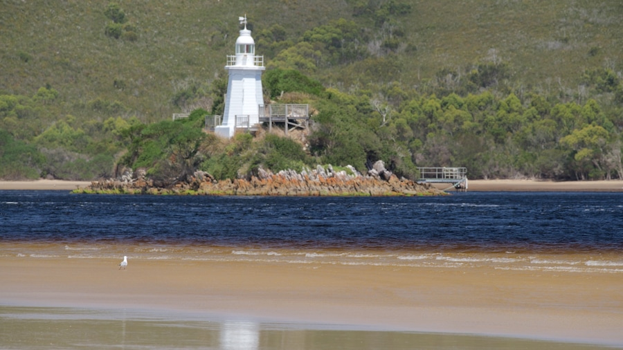 Strahan mettant en vedette vues d\'Ăźle, phare et plage