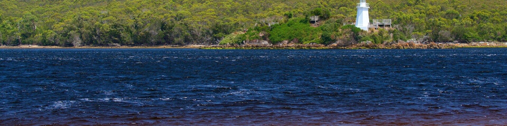 Tasmania mostrando un faro, escenas tranquilas y vista general a la costa