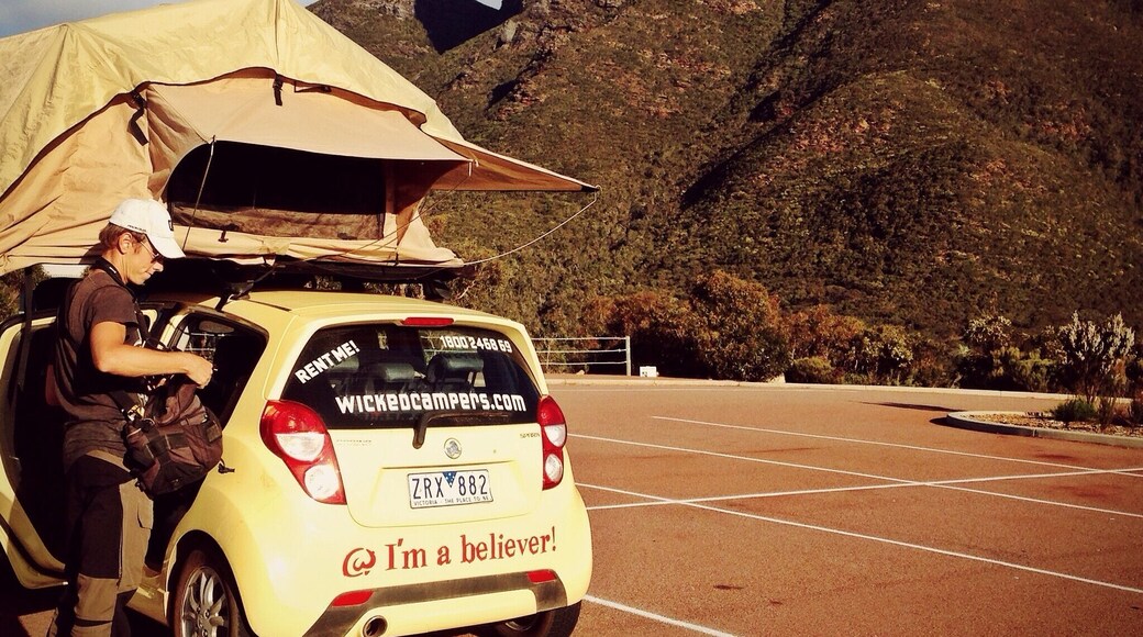 This was our wheels and accommodation for one month on the road in Western Australia. The mountain in the background is Bluff Knoll (1099 m.a.s) which we climbed later ๐ช #roadtrip #nationalpark