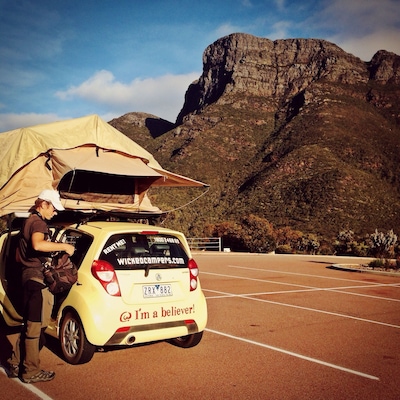 This was our wheels and accommodation for one month on the road in Western Australia. The mountain in the background is Bluff Knoll (1099 m.a.s) which we climbed later 💪 #roadtrip #nationalpark