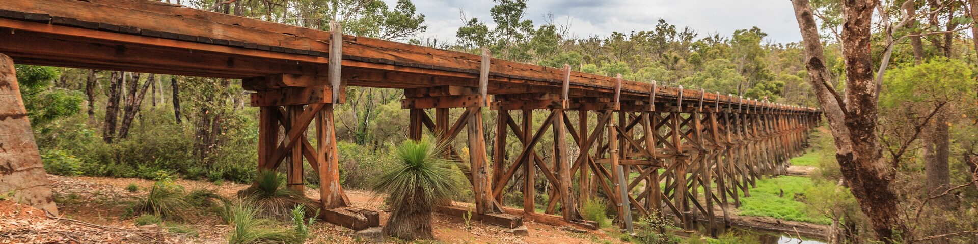 Bibbulmun Track, Long Gully Bridge, Lower Hotham, Western Australia, Australia, 12 december 2011: Historic bridge over the Murray River destroyed by Lower Hotham forest fire February 2015