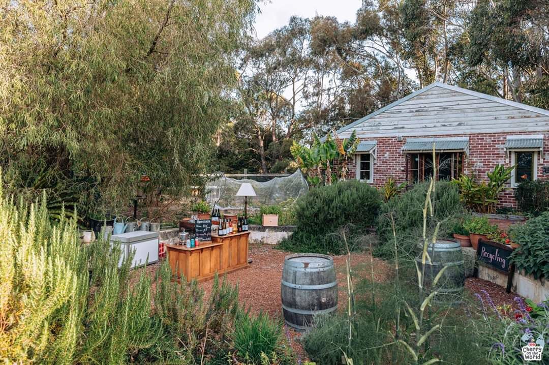 🇷🇴 Din nou în Albany, în locul nostru preferat Oranje Tractor Wine, cu gazdele noastre primitoare Pam & Murray! ❤️
A fost un weekend frumos, cu muzică live 👨‍🎤, vin delicios 🍷, atmosferă călduroasă 💡 și mâncare indoneziană 🍜. 

🇬🇧 Back to Albany, at our favourite place Oranje Tractor Wine, with our amazing hosts Pam & Murray!  ❤️
It was a lovely weekend, with live music 👨‍🎤, delicious wine 🍷, cosy atmosphere 💡 and Indonesian food 🍜.

#cherryontheworld #albany #australia #wine #event #beer #bartender #volunteer