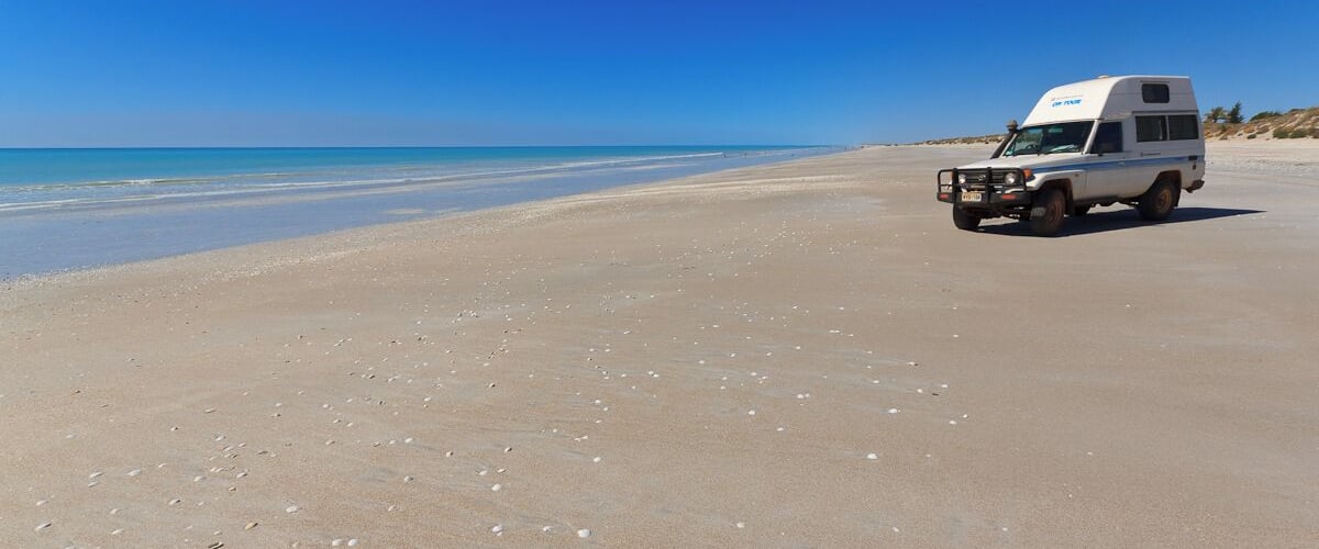 The Eighty Mile Beach.
WOW!
That's a ver, very long beach. And it's really beautyful. The sand is very fine and when we have been there, it was almost empty.
Theree is a caravan park behind the dunes.