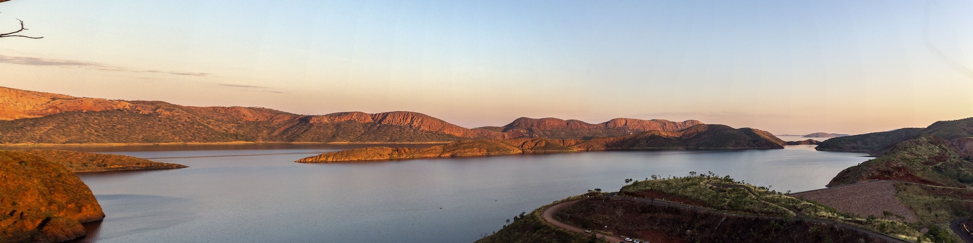 Un extenso cuerpo de agua rodeado de montañas.