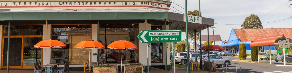 Uralla showing a small town or village