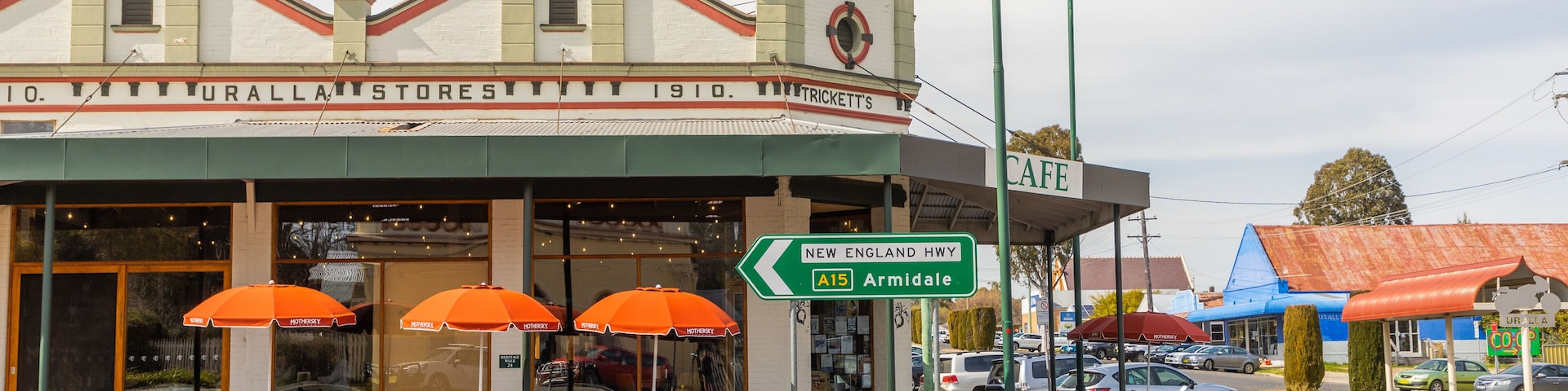 Uralla showing a small town or village