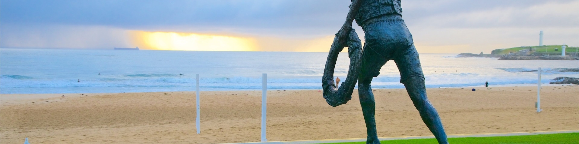 Wollongong ofreciendo vistas generales de la costa, una estatua o escultura y una playa