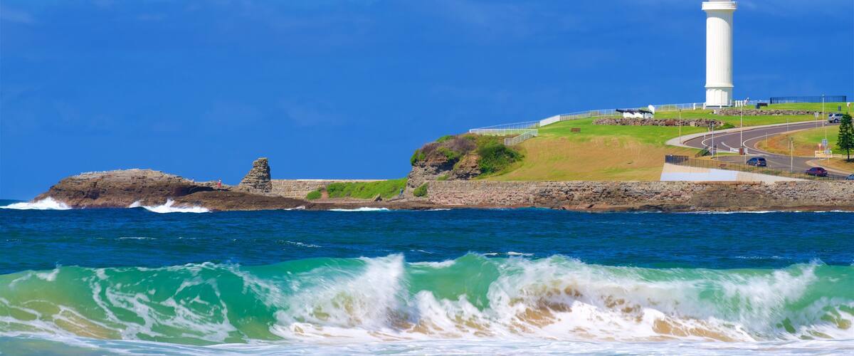 Wollongong showing waves, general coastal views and a lighthouse