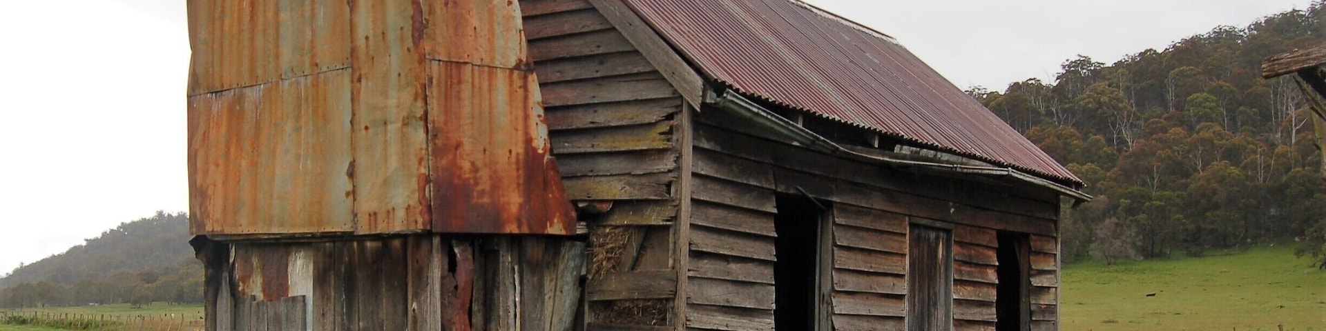 The exact spot isn't located here but it's very close.  I was fascinated by the fact that this old place is still standing with the original chimney, something you never see today.  It's south and slighty east of Glen Innes.