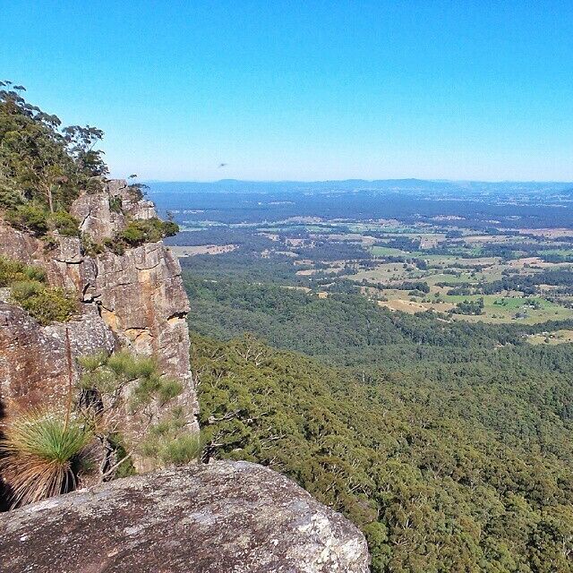 This is Flat Rock Lookout in the stunning Coorabakh National Park! This place is a must see if your in the area. Lookouts, caves, waterfalls & walks. The views are amazing.