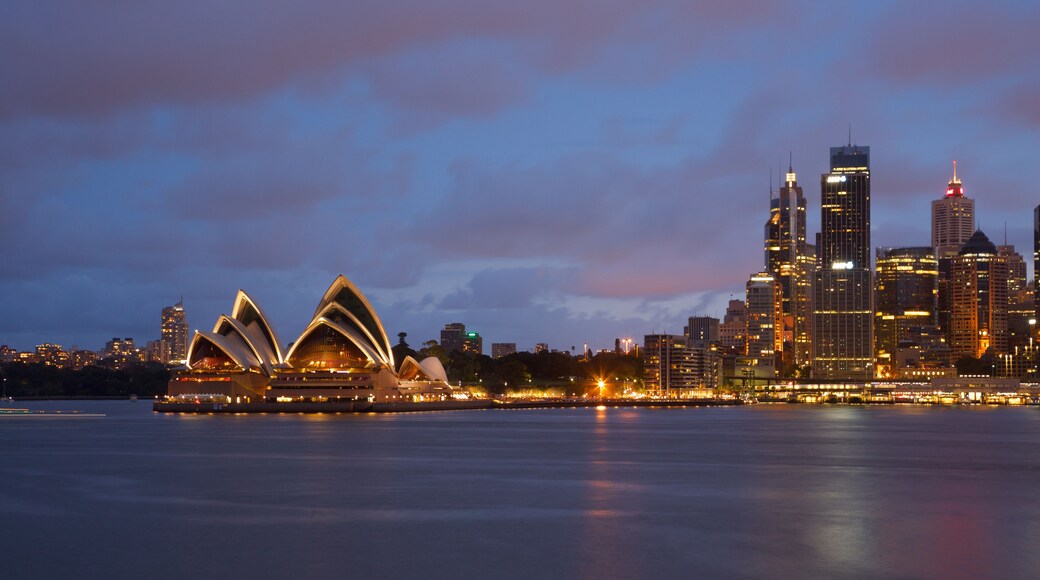 Das Sydney Opera House und die Skyline Sydneys im Abenddämmerung.