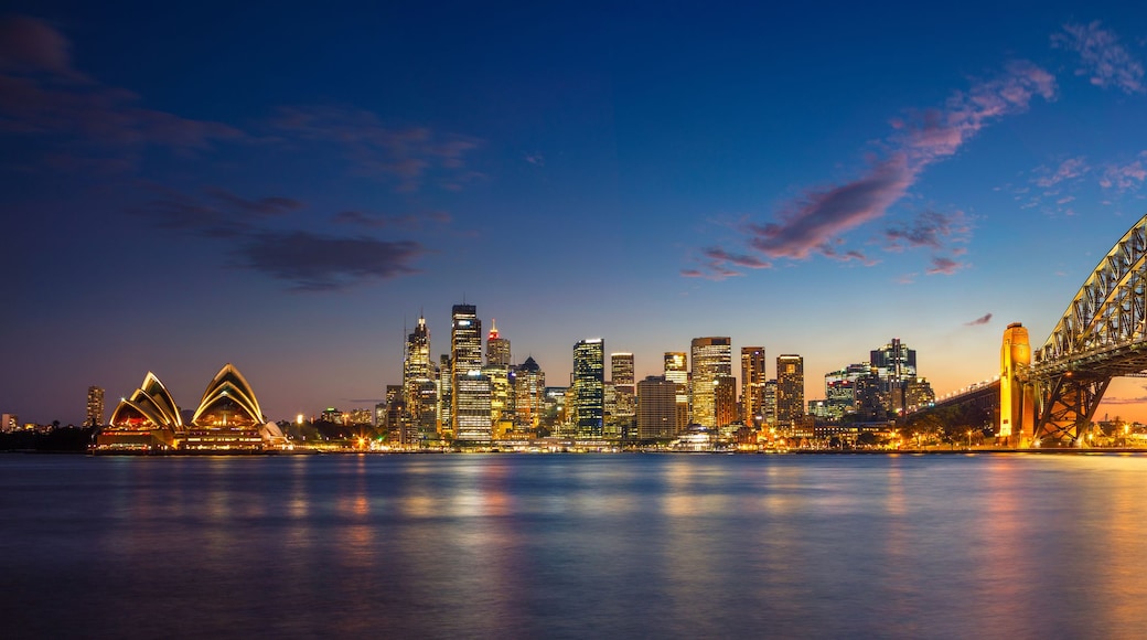 La Casa de Ópera de Sydney y el Puente de Sydney al anochecer.