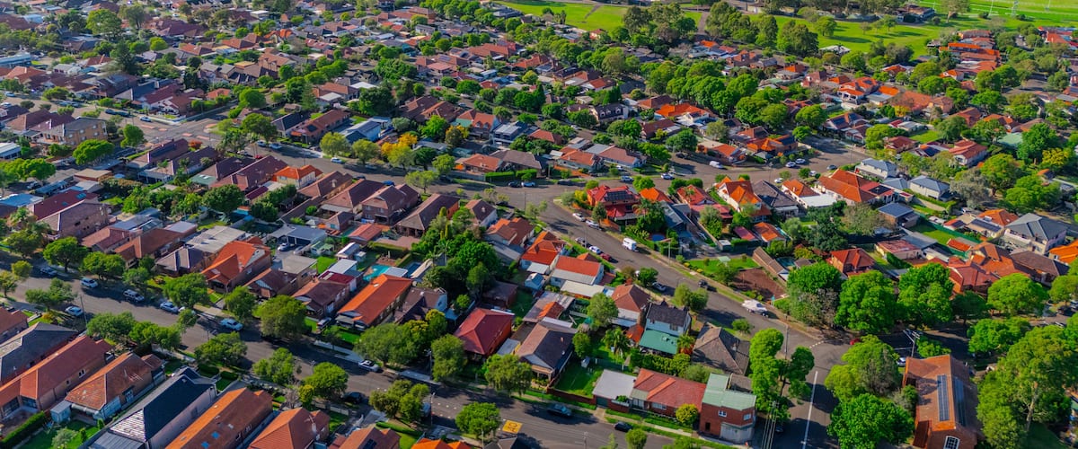 Ett bostadsområde med hus, vägar och grönområden.