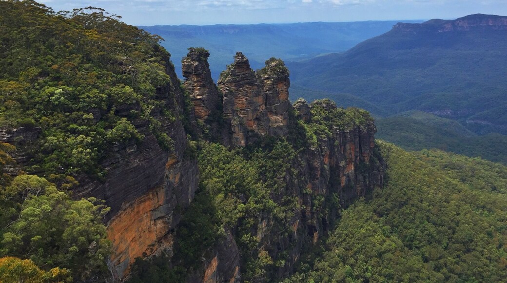 #mountains #katoomba #nsw #australia
Three Sisters Walk, in Katoomba, offers some of the most iconic views in Blue Mountains National Park, and takes you up close to the famous Three Sisters. The Three Sisters Aboriginal Place is recognised as a place of special cultural significance to Aboriginal people