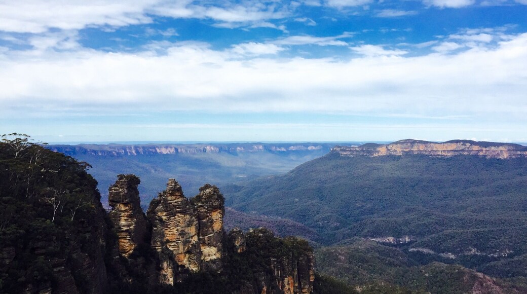 Three Sisters hike in the Blue Mountains near Sydney, Australia! #EndlessSummer
