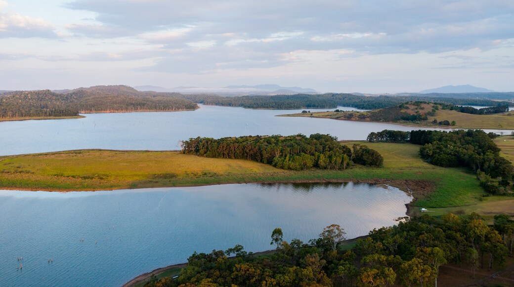 Lake Tinaroo showing landscape views, tranquil scenes and a lake or waterhole