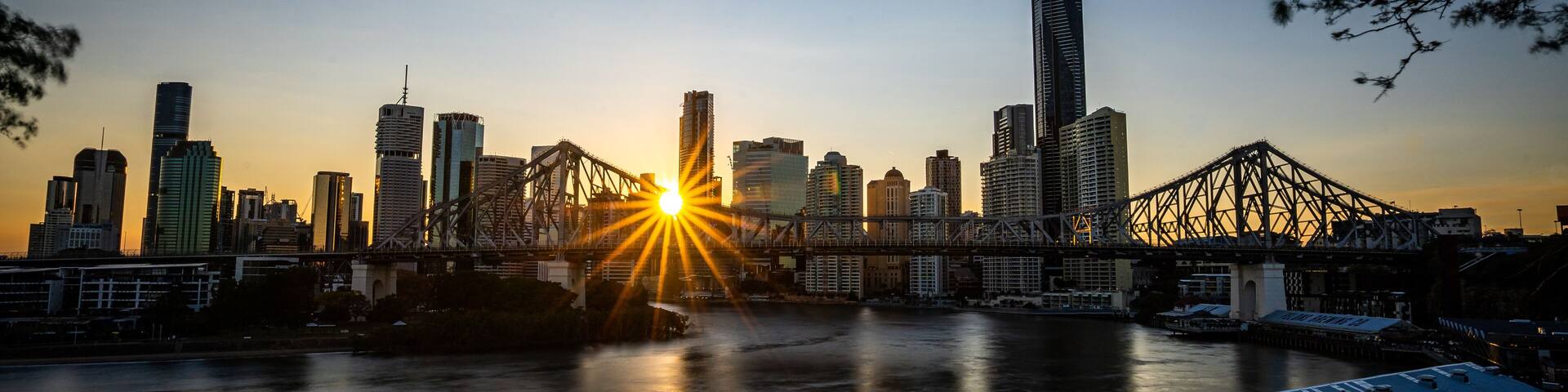 Brisbanes Vibrant Sunset and Nighttime Cityscape