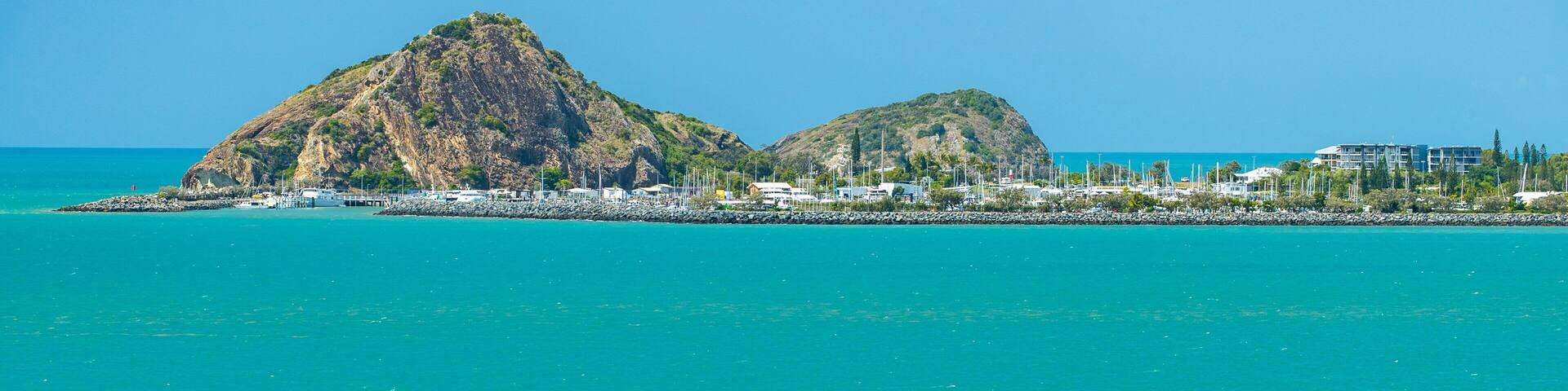 Cooee Bay showing general coastal views and island views