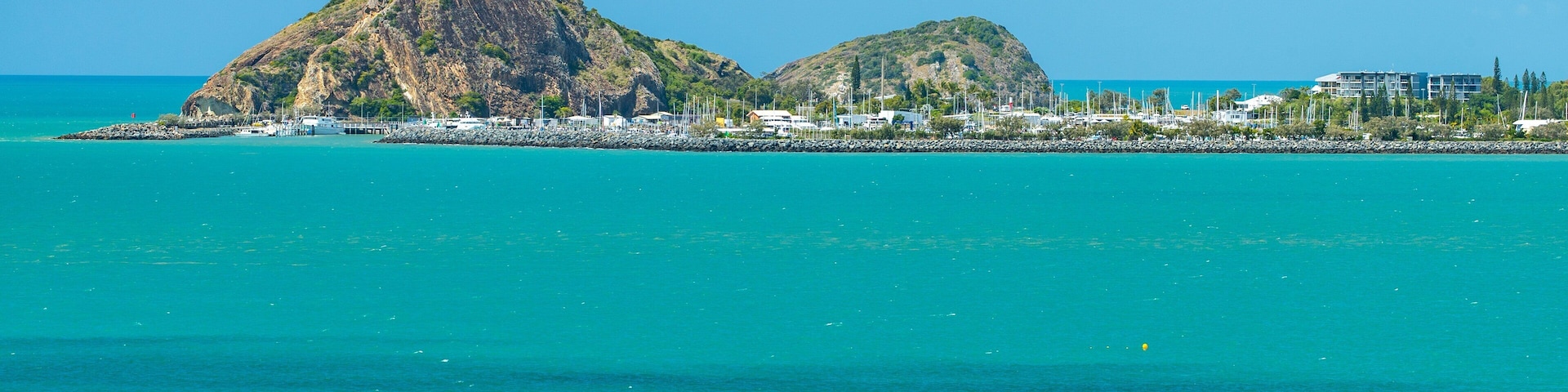 Cooee Bay showing general coastal views and island views