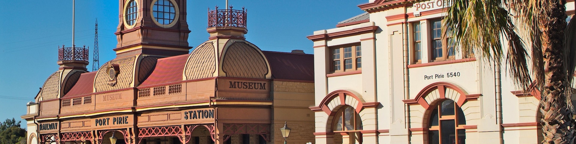 Un edificio histórico con una torre de reloj y un cartel de museo.