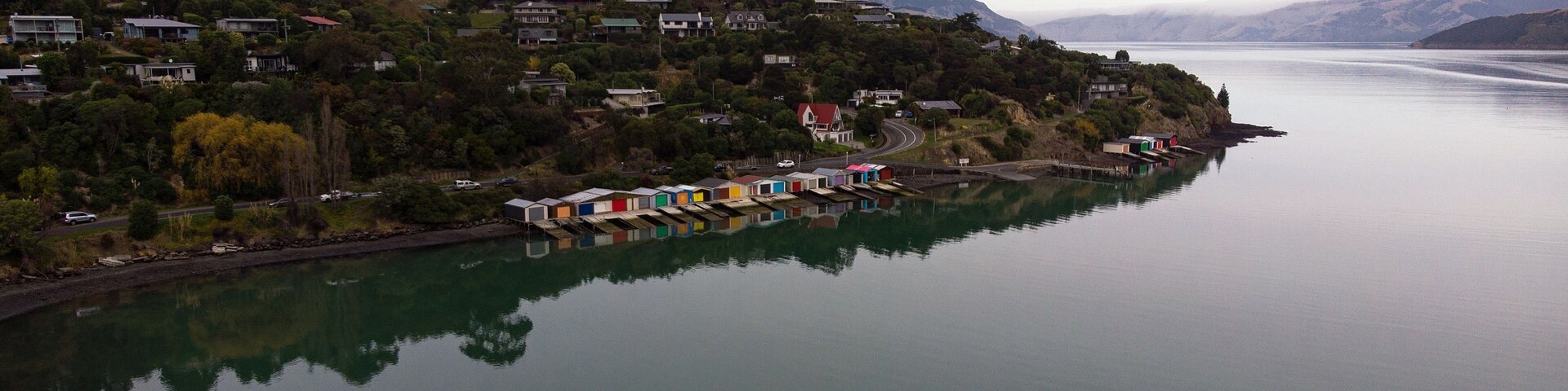 Un pueblo a orillas del lago con casas de colores y aguas tranquilas.