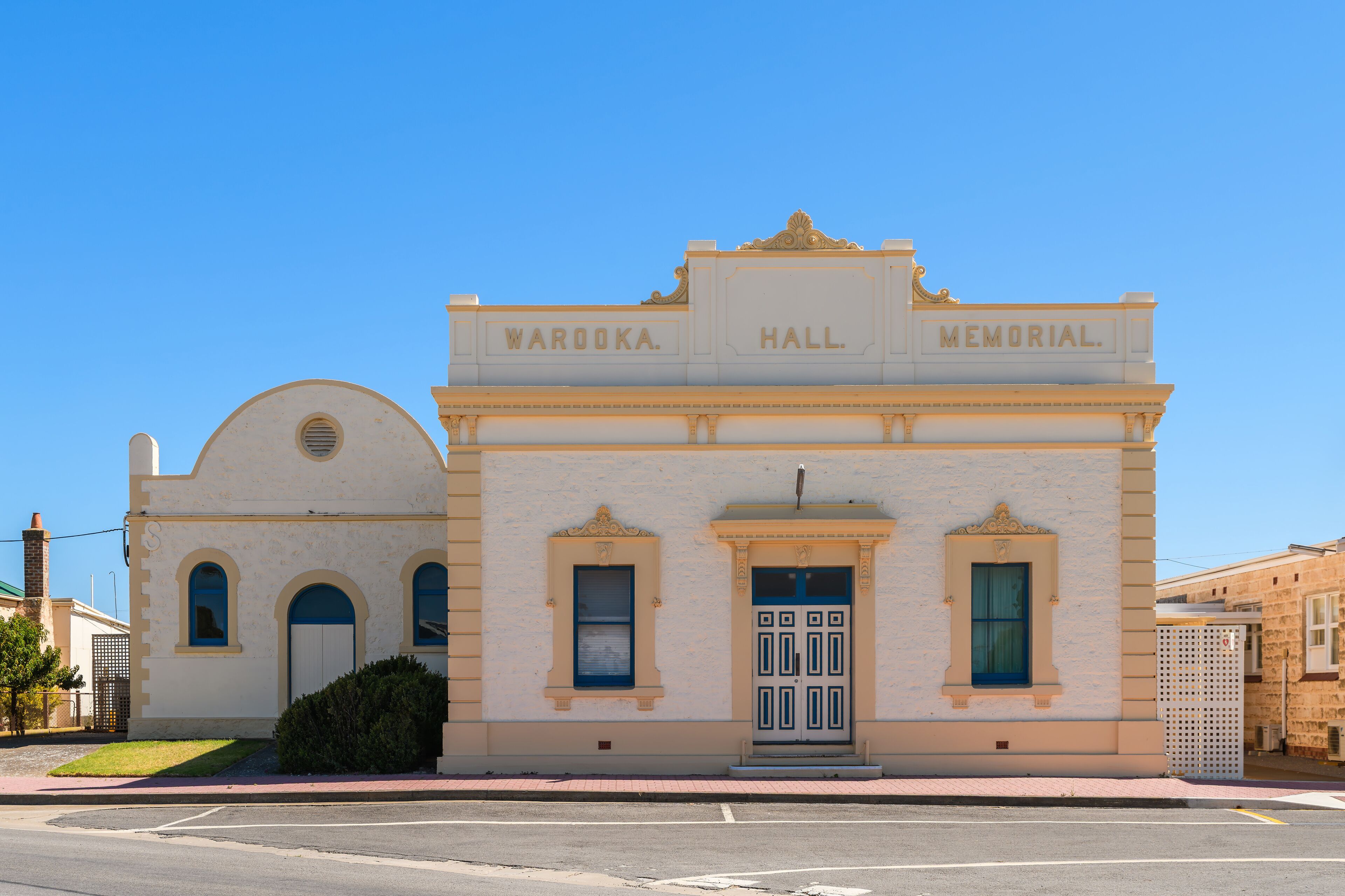 A building with the words "Wardska Hall Memorial" on its facade.