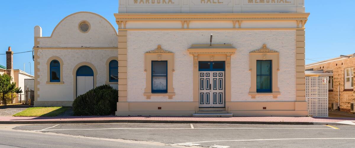 A building with the words "Wardska Hall Memorial" on its facade.