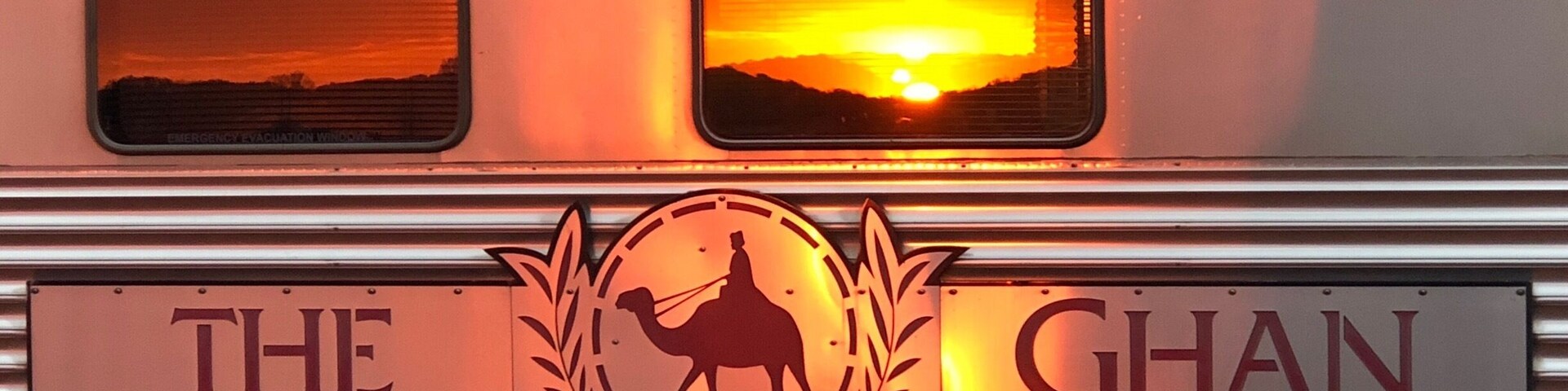 Ein Zug mit der Silhouette eines Kamels und dem Schriftzug "THE GHAN" an der Seite.