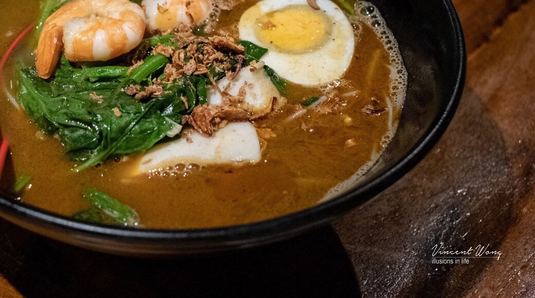 The search for a decent Malaysian style prawn noodles (har-meen) in Melbourne has been hard. Enter Junior Tan Hawker Kitchen. This is the closest prawn noodle i have tasted in my 4 years in Melbourne. If you're looking to feed your crave for prawn noodles, look no further, until you get to go Malaysia to eat the real thing.