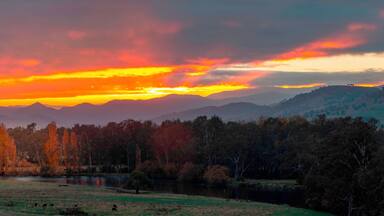 What an amazing location, on the main highway, it has great facilities for a picnic, a great viewing platform and amazing views of the Valley towards NSW and in winter it has the snow capped mountains of the snowy mountains as a back drop, it is really hard not to take an amazing capture here