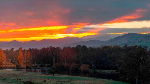 What an amazing location, on the main highway, it has great facilities for a picnic, a great viewing platform and amazing views of the Valley towards NSW and in winter it has the snow capped mountains of the snowy mountains as a back drop, it is really hard not to take an amazing capture here