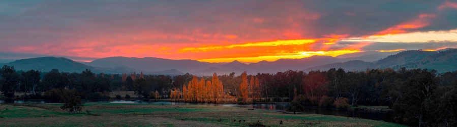 What an amazing location, on the main highway, it has great facilities for a picnic, a great viewing platform and amazing views of the Valley towards NSW and in winter it has the snow capped mountains of the snowy mountains as a back drop, it is really hard not to take an amazing capture here