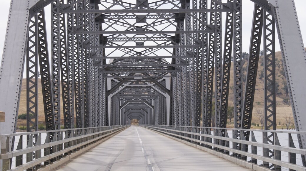 Bethanga Bridge built in 1930 crossing the Murray River near the small town of Bellbridge on the banks of the Hume Weir
