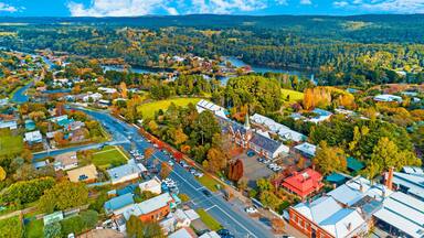 Exploring Daylesford in Victoria. Breathtaking views of Lake Daylesford and Hepburn Regional Park.