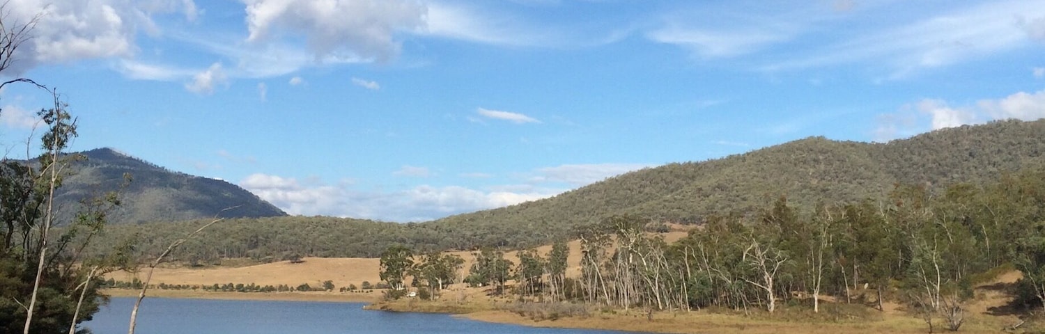 Lake Banimboola is the regulating pondage on the Mitta Mitta River downstream of the #DartmouthDam.
A power station has been built here for EcoGeneration.
I like the calmness of the water before it surges through the Banimboola Dam and cloud display in the azure sky!
#peace #relaxationimagery #IloveaSunburntCountry
Easter #roadtrip