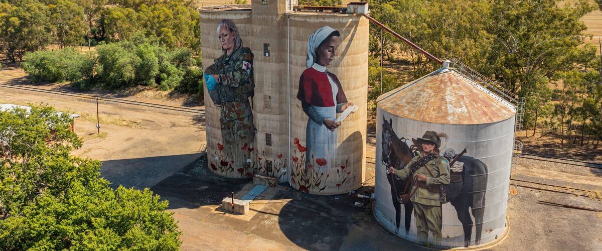 Devenish showing outdoor art and landscape views