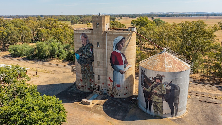 Devenish showing outdoor art and landscape views