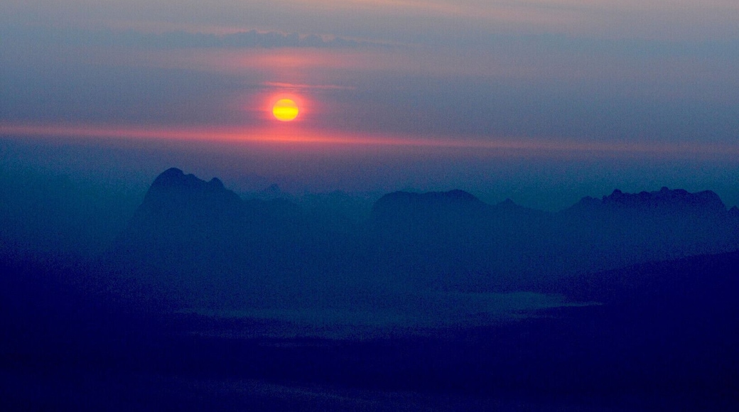 Greeting the sun at Nok An Cliff is an adventure because there's a 2km hike in the pitch black that proceeds it.
#outdoors #outside #hiking #sunrise #takeahike