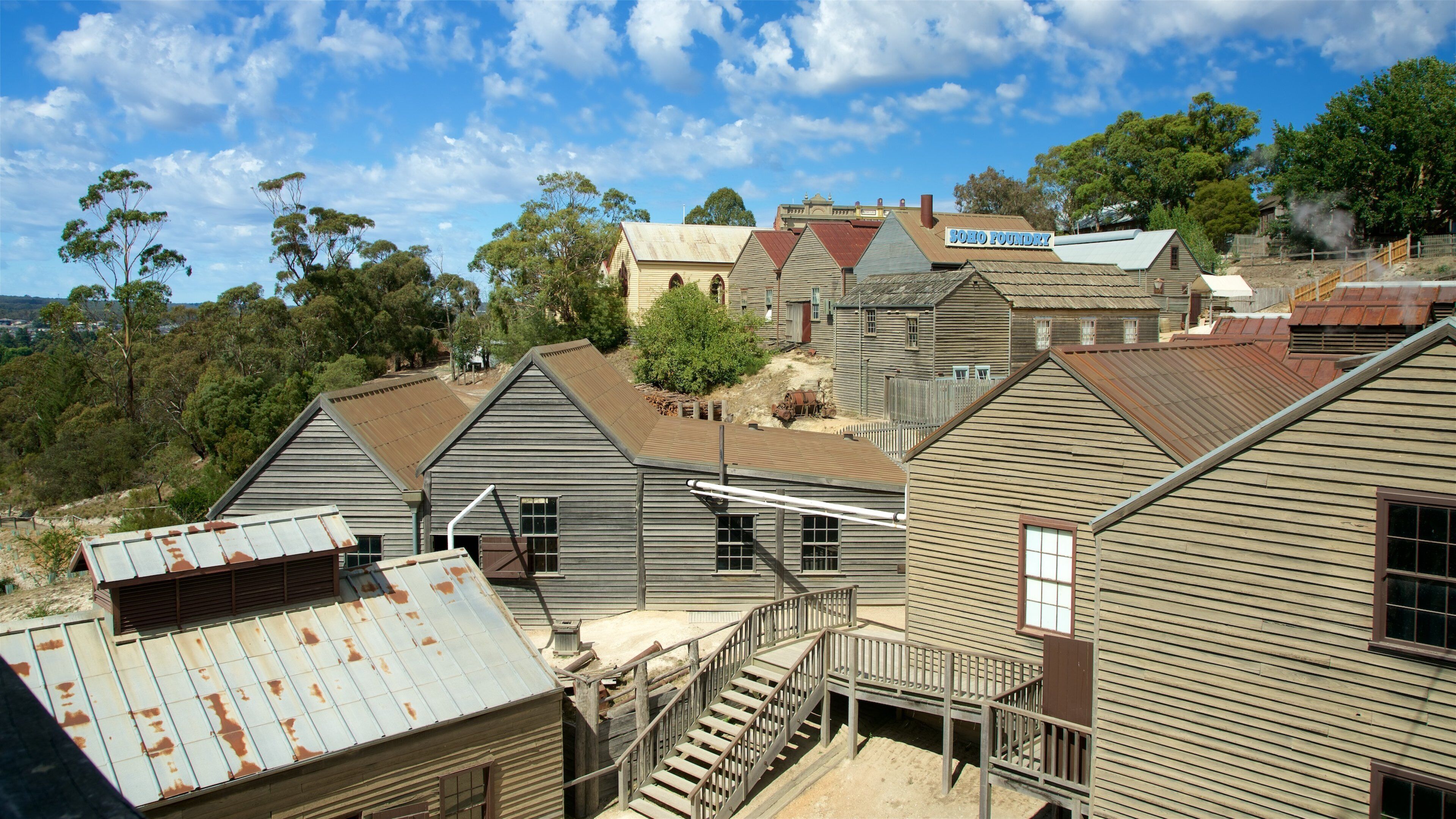 Golden Point showing a small town or village and heritage elements