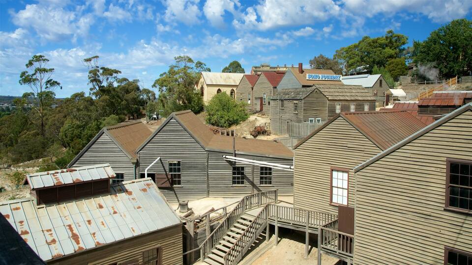Golden Point showing a small town or village and heritage elements
