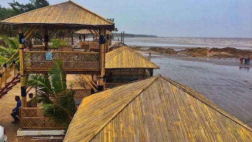 Beaches are for all season's, they don't disappoint even on a rainy day, they just make it more fun. 😘