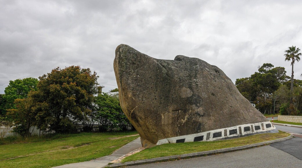 I drove past this rock many times while in Albany until I realised the resemblance it had to a dogs head. Apparently this a natural rock that has NOT been carved and has a strong appearance of a dogs head looking up at the sky.