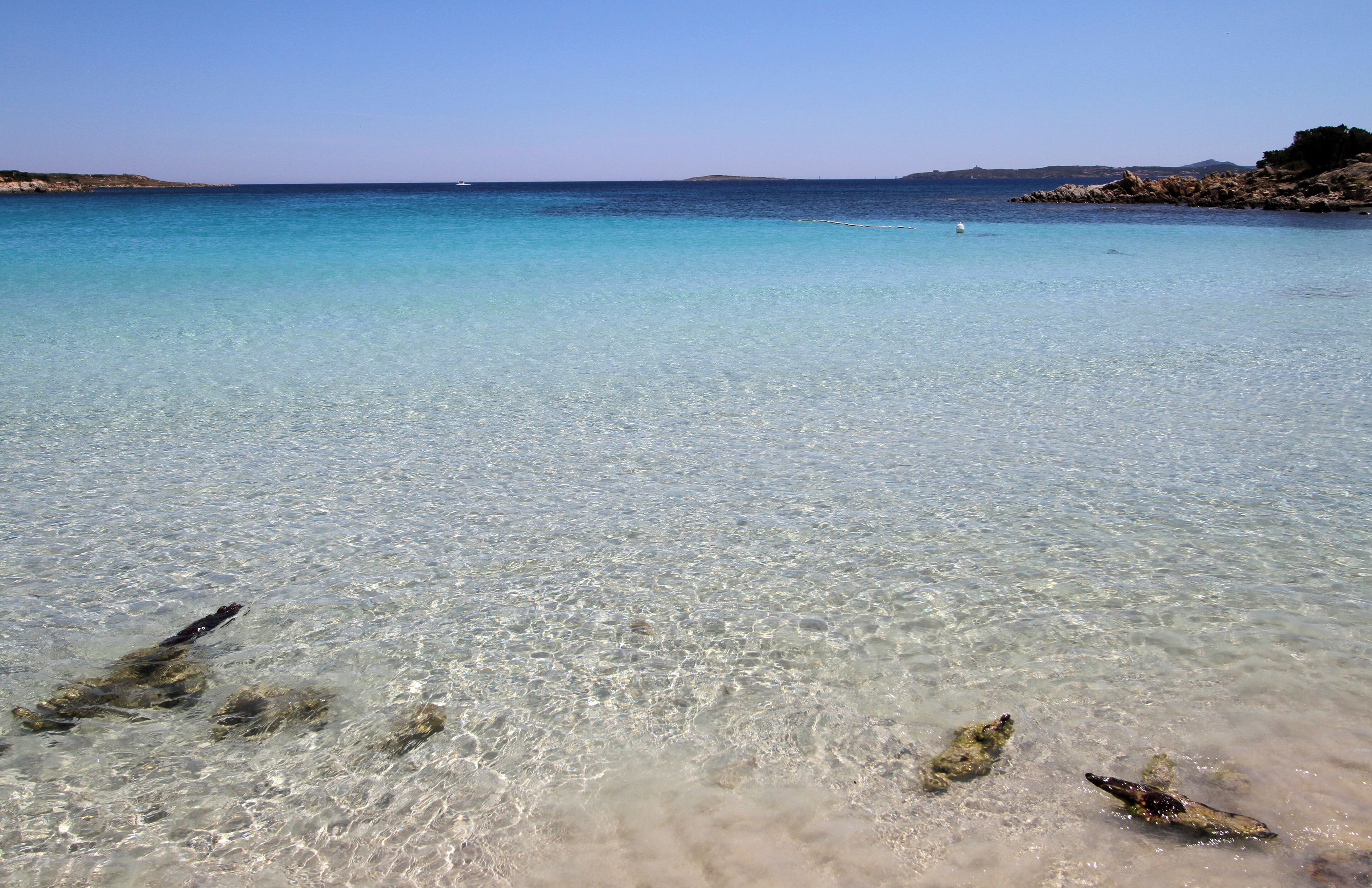 L'acqua della Spiaggia del Relitto a Caprera.