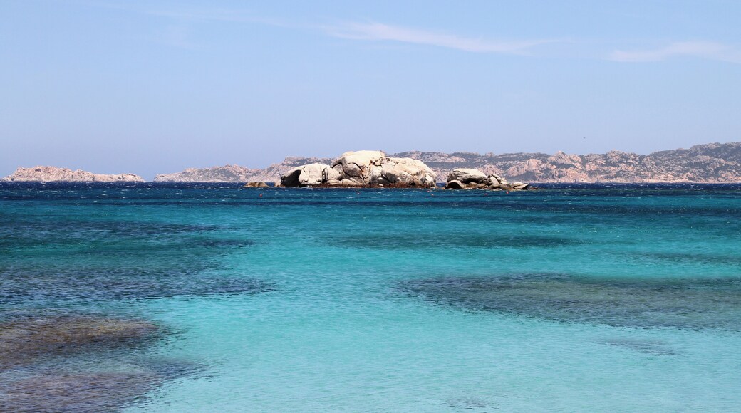 Spiaggia della Licciola e scoglio della Colombaia