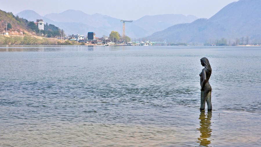 Nami Island showing a statue or sculpture, a lake or waterhole and outdoor art