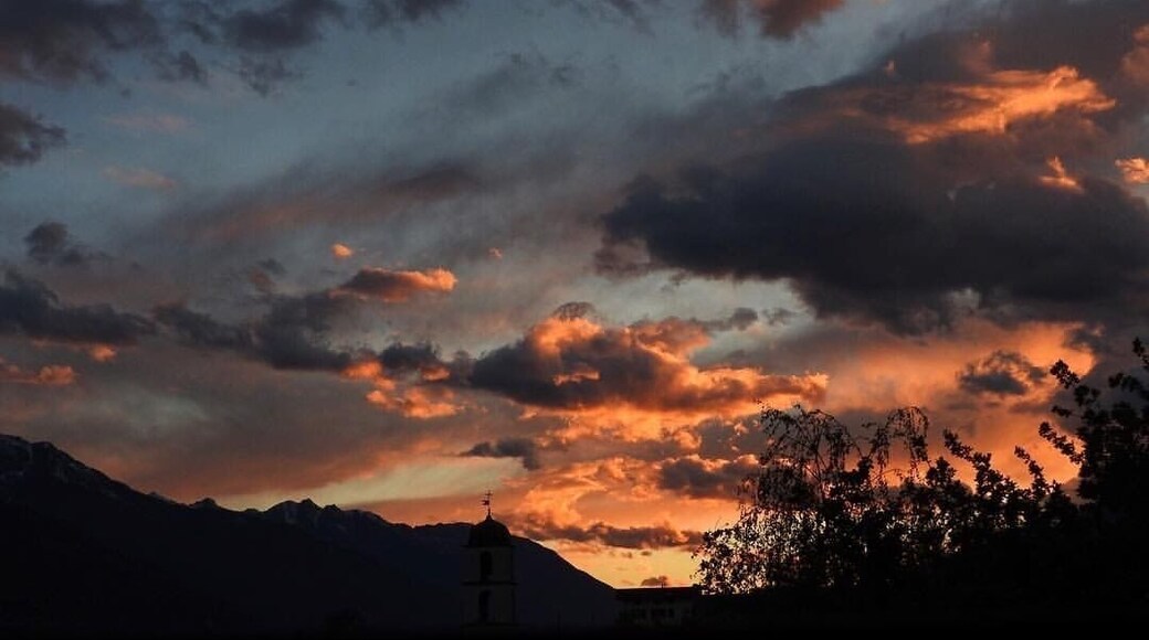 Sunset in my place
#sunset #colorful #sky #lovemytown