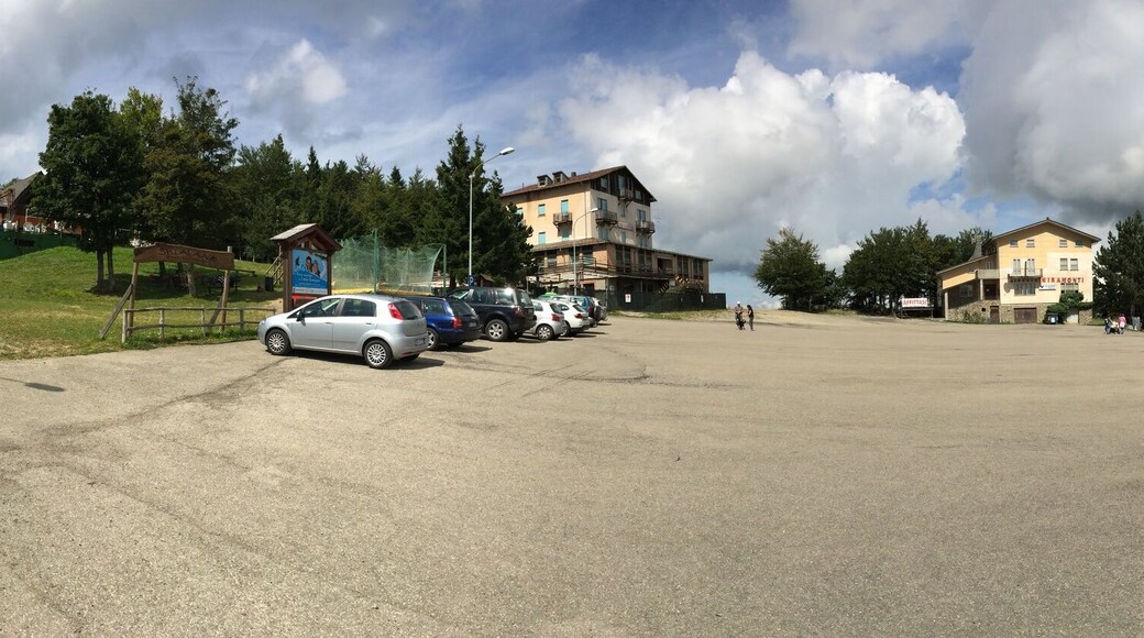 Panoramica della piazza centrale di Schia.